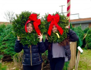 girls-with-wreaths